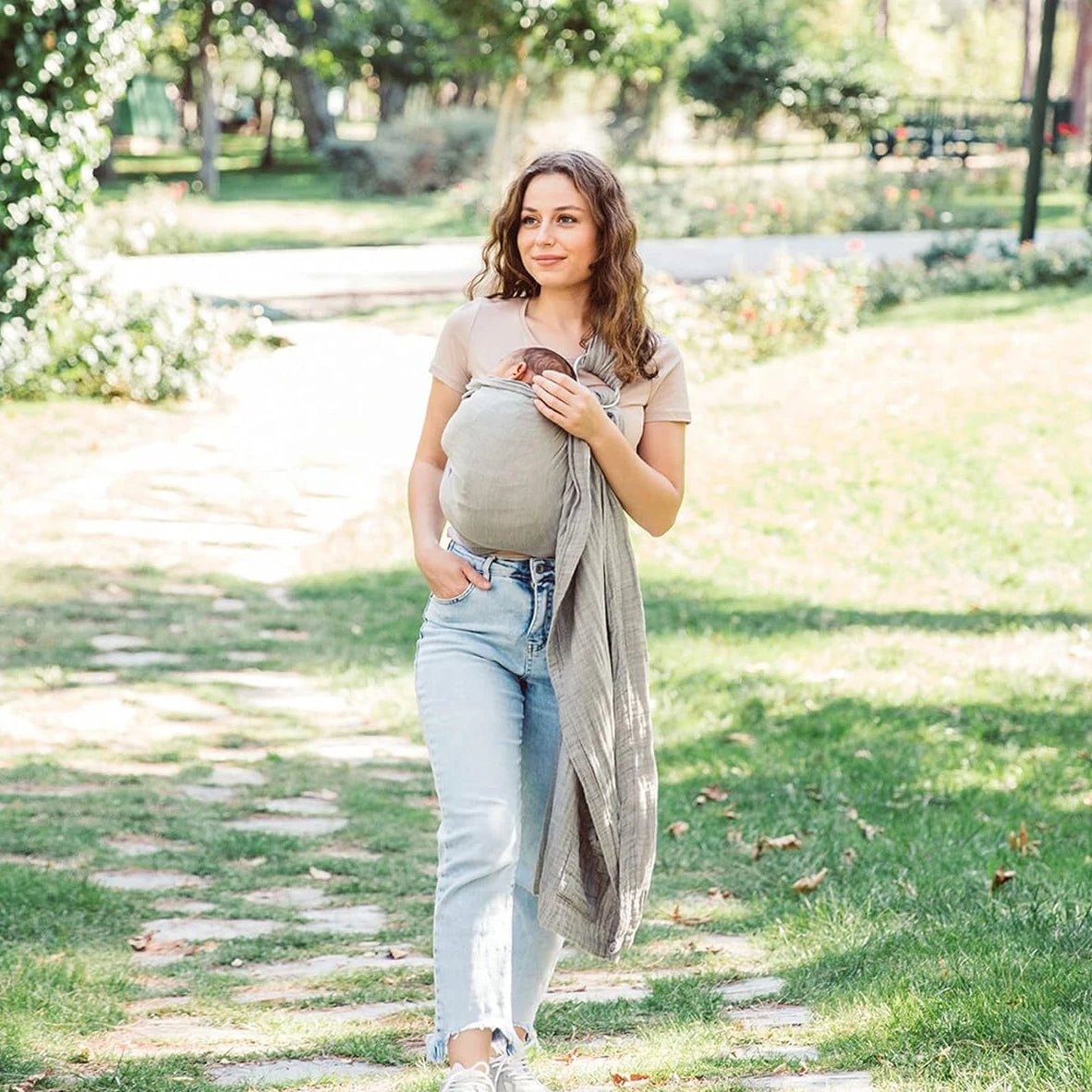 promenade bebe dans echarpe portage sling